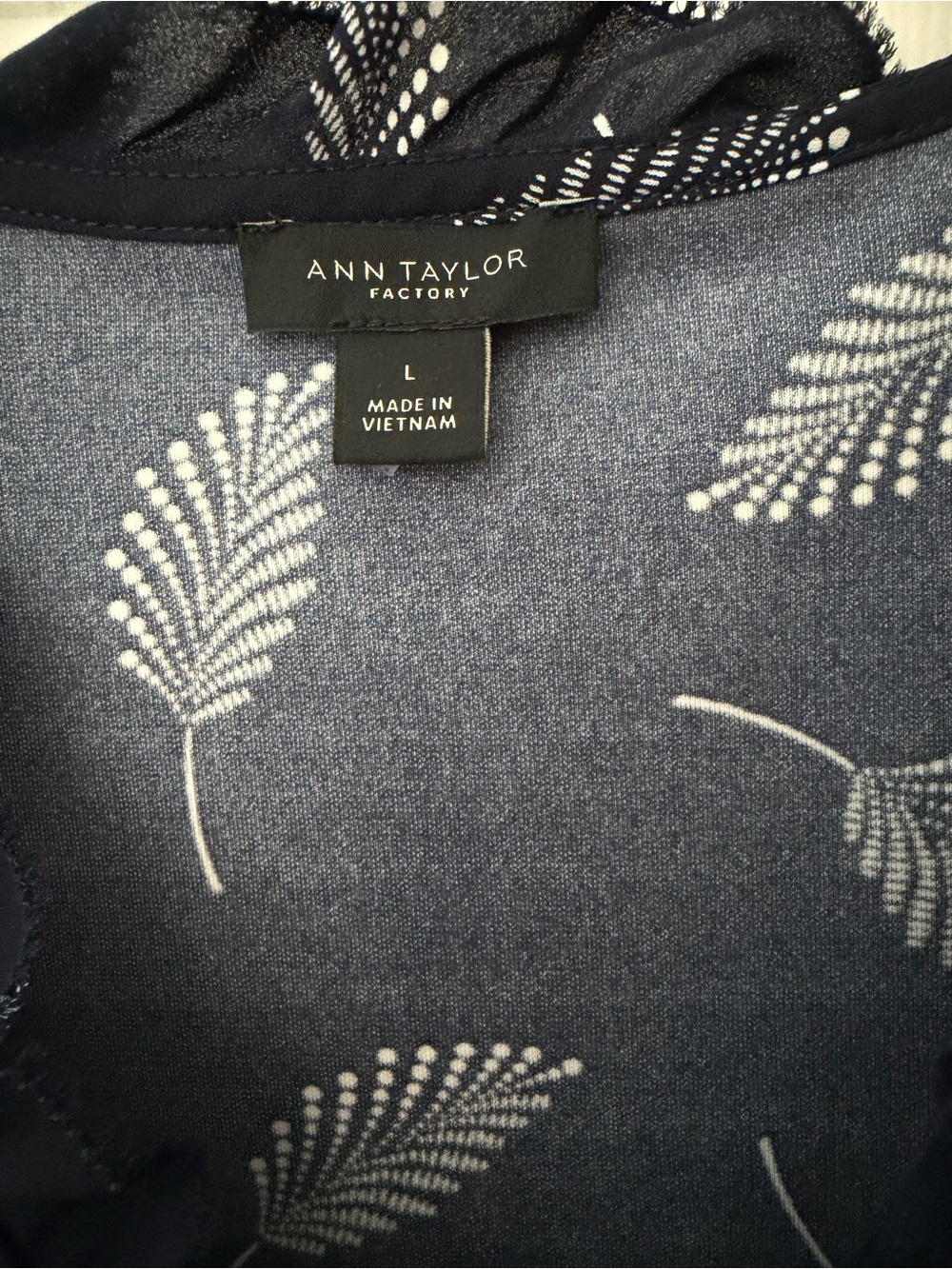 Ann Taylor Factory Navy Floral Leaf Print Sleeveless Blouse Size L - Picture 2 of 4